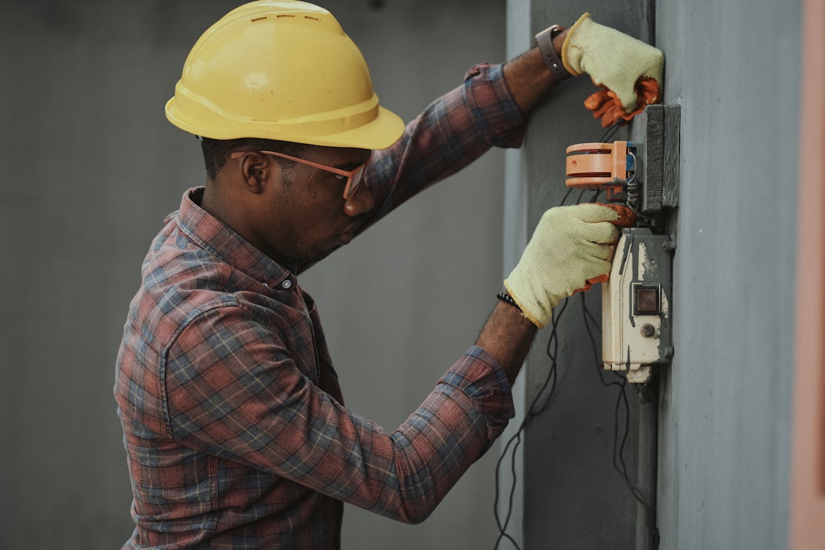 HVAC technician servicing an outdoor electrical disconnect on a Dallas home